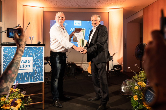 Jochen Flasbarth, Staatssekretär im Bundesumweltministerium, überreicht NABU-Präsident Olaf Tschimpke die Auszeichnung „UN-Dekade Biologische Vielfalt“ für die NABU-Aktion „Insektensommer“. – Foto: NABU/Anne Freitag