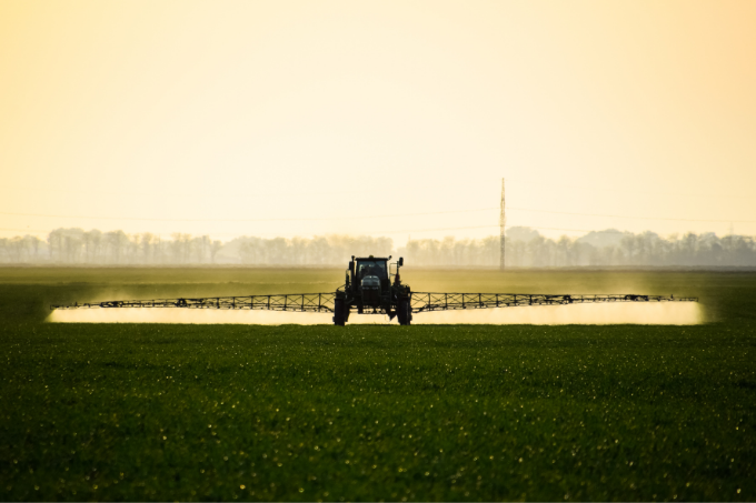 Herbizide werden auf einem Feld verteilt. - Foto: Getty Images/eleonimages