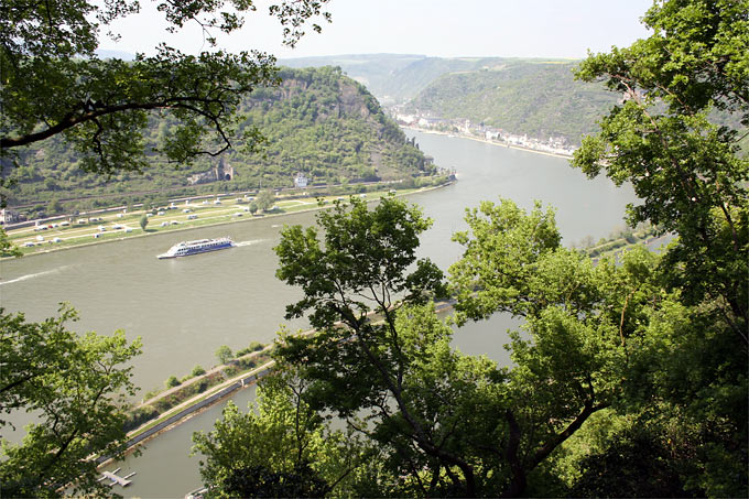 Blick von der Loreley auf den Mittelrhein mit St. Goarshausen - Foto: Helge May