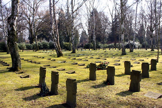 Kriegsgräberfriedhof - Foto: Helge May
