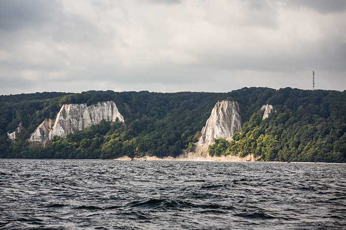 Die Kreidefelsen von Rügen bilden eine einzigartige Landschaftskulisse an der deutschen Ostseeküste - Foto: NABU/Felix Paulin