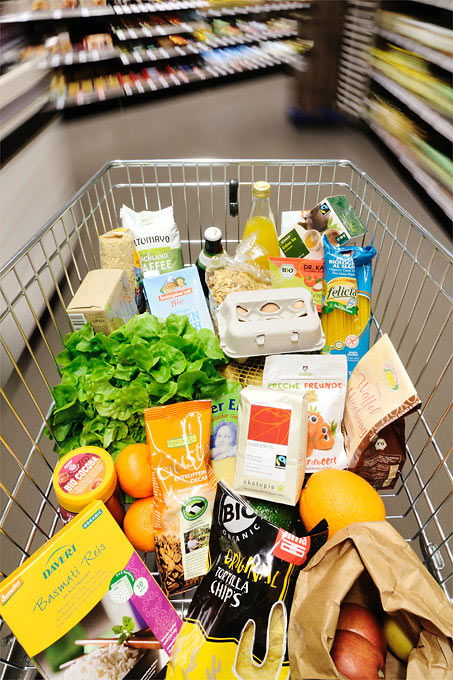 Тележка супермаркета с био-продуктами – Фото: НАБУ/Себастиан Хеннигс