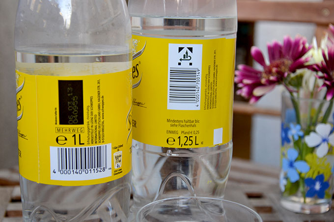 Für Verbraucher*innen schwer zu unterscheiden: Mehrwegflasche (links) und Einwegflasche (rechts)