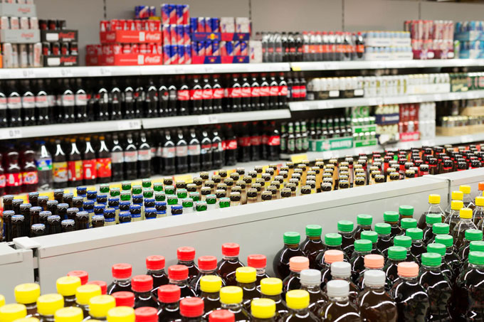 Einwegflaschen im Supermarkt - Foto: NABU/Guido Rottmann