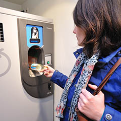 Eine Frau steckt eine Flasche in einen Pfandautomaten. - Foto: NABU/Sebastian Hennigs