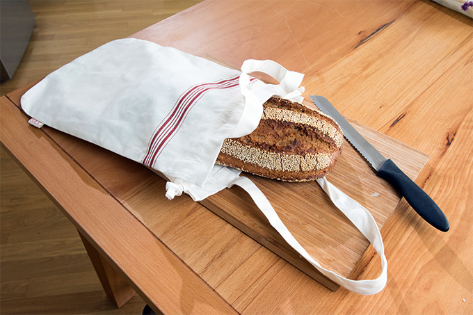 Mit Mehrwegbeuteln für Brot und Brötchen könnten die Abfälle stark reduziert werden - Bild: NABU/Sebastian Hennigs 