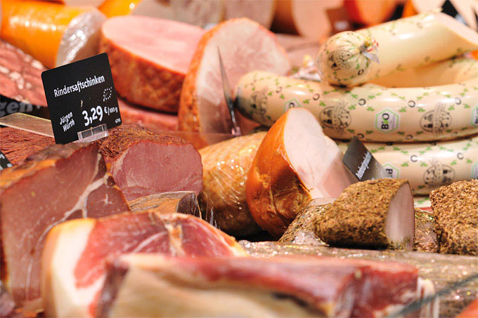 Auch die Konsumgewohnheiten eines jeden Einzelnen - etwa Fleischkonsum - wirken sich auf unsere Nachhaltigkeitsbilanz aus. - Foto: NABU/Sebastian Hennigs
