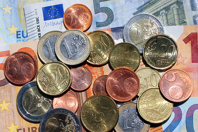 Euroscheine und -münzen - Foto: Helge May