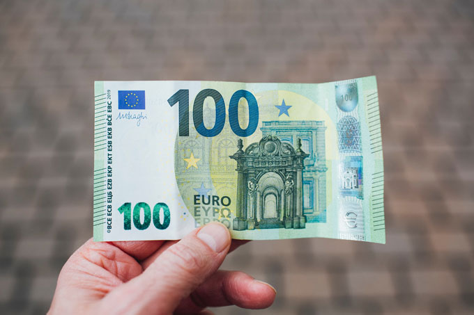 100-Euro-Schein in einer Hand - Foto: unsplash/Markus Spiske