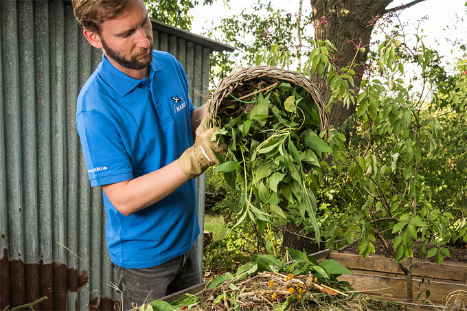 Statt auf dem Komposthaufen zu landen, kann zerkleinertes Schnittgut auch als Mulchmaterial verwendet werden.  - Foto: NABU/Sebastian Hennigs