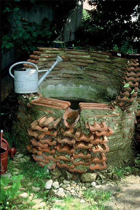 Brunnentrog aus recycelten Ziegeldachpfannen - Foto: Wolfram Franke