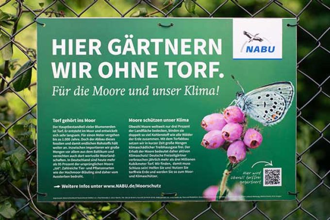Schild zur NABU-Aktion „Torffrei gärtnern“ - Foto: NABU/Sebastian Hennigs
