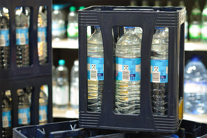 69 Prozent der Befragten glauben, dass PET-Einwegflaschen aus Plastik nicht umweltfreundlich sind -und liegen damit richtig. Trotz der Mehrwegkästen, handelt es sich hier auf dem Bild um Einweg. - Foto: NABU/Sebastian Hennigs
