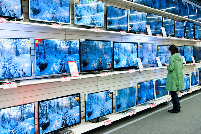 Fernsehgeräte in Elektromarkt - Foto: NABU/Sebastian Hennigs