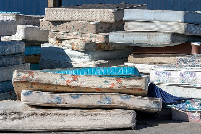 Es braucht ein besseres Recyclingverfahren für Matratzen - Foto: Getty Images/Joe Potato