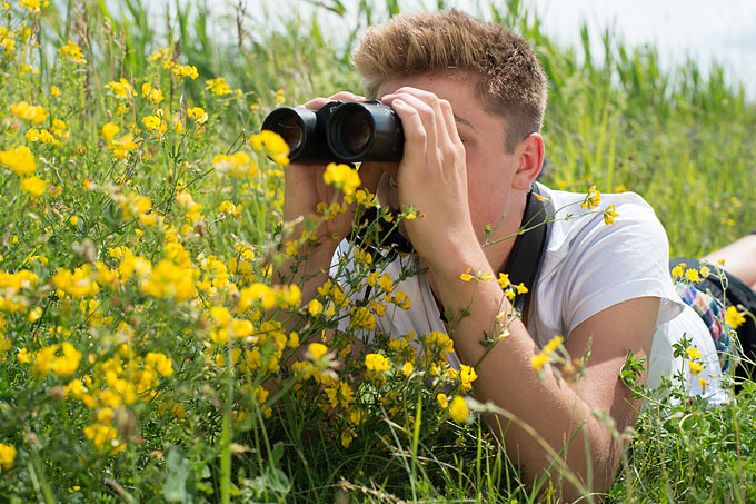 Junger Naturbeobachter mit Fernglas - Foto: NABU/Guido Rottmann