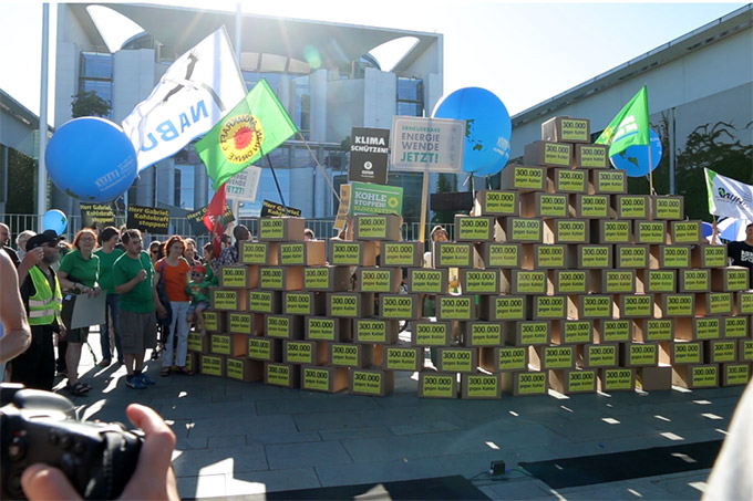 Anti-Kohle-demo vor dem Kanzleramt - Foto: Iris Barthel