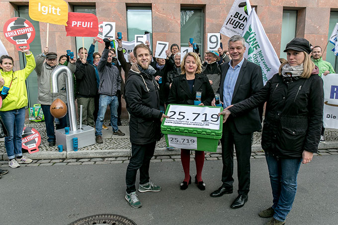 Übergabe der Kohle-Petition am 6. November 2017 in Potsdam - Foto: www.ideengruen.de | markus pichlmaier