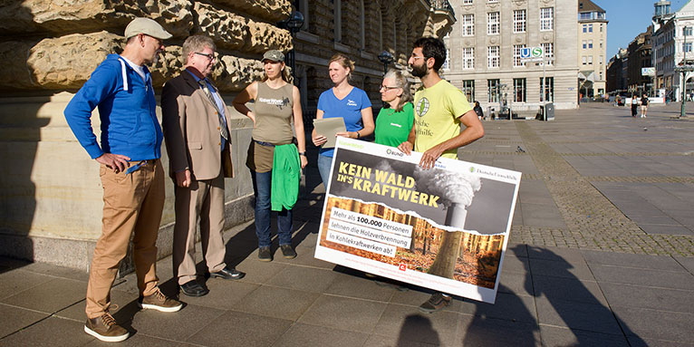 100.000 Unterschriften gegen Holzverbrennung in Hamburg übergeben - Foto: Mirko Boll