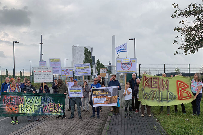 Protest gegen Holzverbrennung im Kraftwerk in Wilhelmshaven - Foto: Zukunftswerkstatt Wilhelmshaven/Wolf-Dietrich Hufenbach