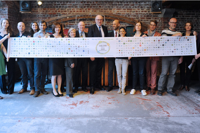 Übergabe von 258.708 Unterschriften und 600 Logos der Aktion LivingLand an EU-Agrarkommissar Phil Hogan in Brüssel - Foto: Sonia Goicoechea