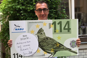 Cem Özdemir unterstützt die 114-Euro-Kampagne des NABU - Foto: NABU