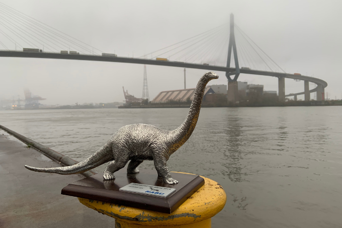 Der &quot;Dinosaurier des Jahres&quot; vor der bereits bestehenden Köhlbrandbrücke. - Foto: NABU/Jonas Voß