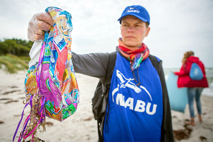 Aufräumen und Küsten vom Müll befreien - Foto: NABU/Felix Paulin