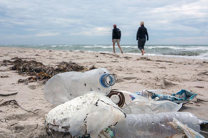 Plastikflaschen am Strand - Foto: Felix Paulin