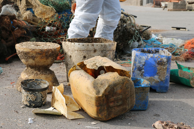 Fishing for Litter: Müllsortierung am Hafen Garding - Foto: NABU/Iris Barthel