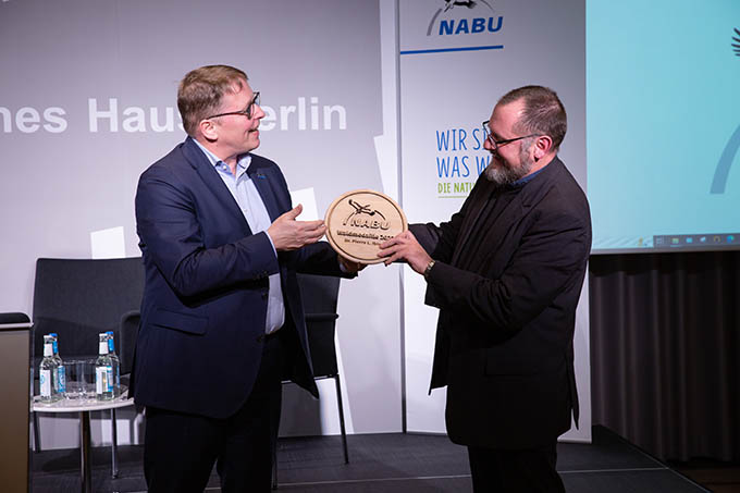 NABU-Präsident Jörg-Andreas Krüger überreicht Pierre Ibisch die NABU-Waldmedaille 2022. - Foto: Nadja Bülow
