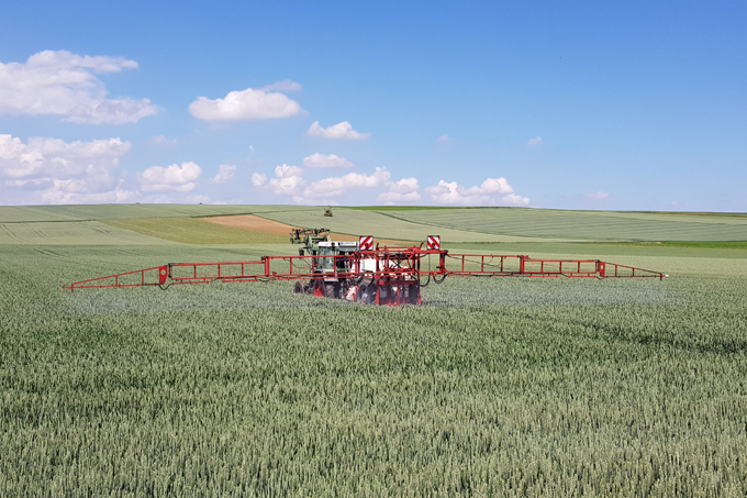 Traktor bringt Herbizide in einem Feld aus. Foto: Landeswasserversorgung Stuttgart
