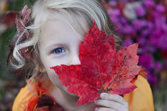 Ein Mädchen mit einem Herbstblatt. - Foto: Gaby Urcott/Unsplash.com