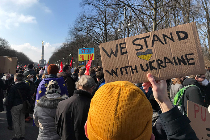 Mehr als 100.000 Menschen demonstrierten am 27. Februar 2022 in Berlin gegen den Ukraine-Krieg. Foto: NABU/Thea Ehlich