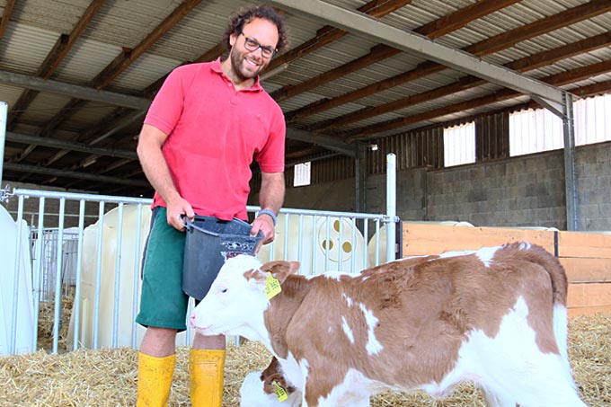 Andreas Drodofsky mit seinen Milchkühen - Foto: NABU/Hannes Huber