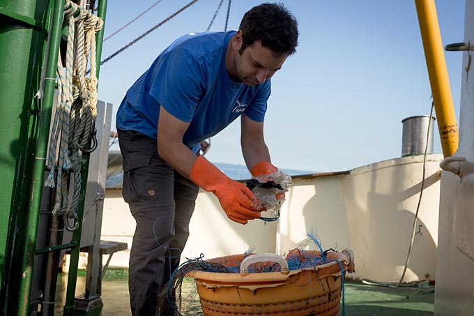 Müllsortierung beim NABU-Projekt „Fishing for Litter“ - Foto: Philip Scholl