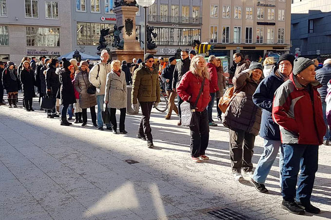 Lange Warteschlange vor dem Rathaus am Marienplatz in München - Foto: LBV