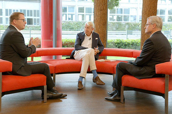 Beim Format „Talk auf der roten Couch“ von Werner & Mertz diskutiert NABU-Präsident Jörg-Andreas Krüger 2020 mit Reinhard Schneider über globale Umweltkrisen und den Nutzen der Kreislaufwirtschaft - Foto: Werner und Mertz
