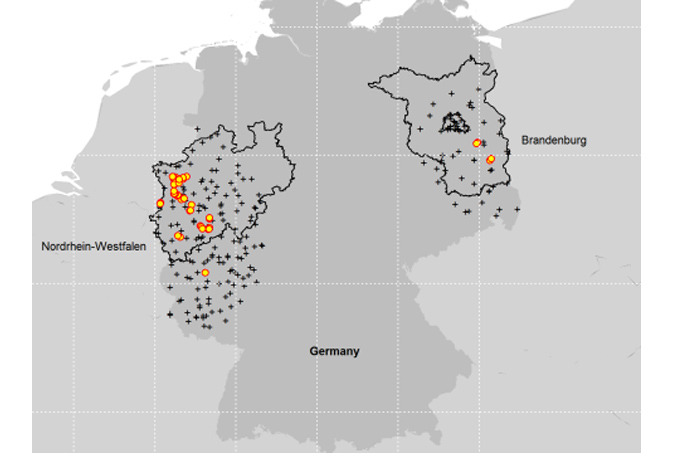 Verteilung der Fallenstandorte (gelbe Punkte) in Nordrhein-Westfalen (57), Rheinland-Pfalz (1) und Brandenburg (5) sowie der berücksichtigten Wetterstationen (Kreuze) - Karte: Hallmann, C.A., Sorg, M., Jongejans, E. et al. 2017