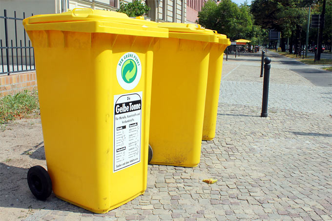 Gelbe Tonnen für Verpackungsabfälle - Foto: Helge May