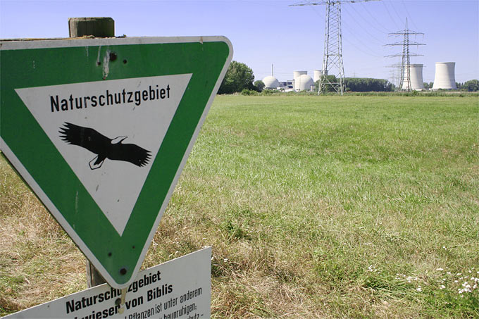 Naturschutzgebietsschild vor dem Atomkraftwerk Biblis in Südhessen - Foto: Helge May