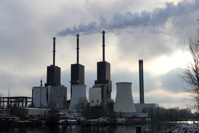 Investitionen, die in nachhaltige Aktivitäten fließen sollten, können nun auch zum Beispiel auch hier landen: Gaskraftwerk Berlin-Lichterfelde - Foto: Daniel Hundmaier