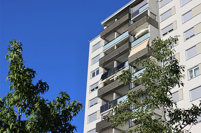 Balkonsolaranlagen können sich auch für Mieter*innen in Mehrfamilienhäusern lohnen - Foto: Sebastian Müller