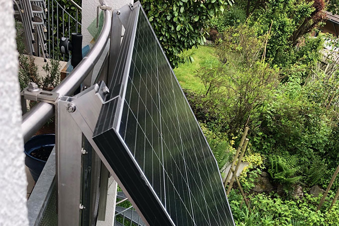 Solarmodule am Balkon lassen sich einfach anbringen und auch wieder entfernen - Foto: Sebastian Müller