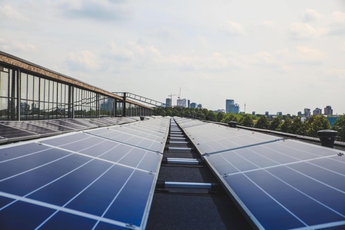 Solarpaneele auf dem Dach - Foto: Unsplash/Jearoen van de Water