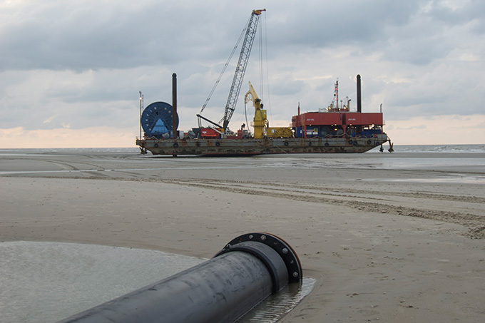 Der Strom der Nordsee-Windparks wird per Gleichstromübertragung (HGÜ) an Land gebracht - Foto: T. Tenne