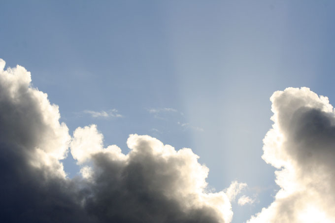 Wolken vor blauem Himmel - Foto: Helge May