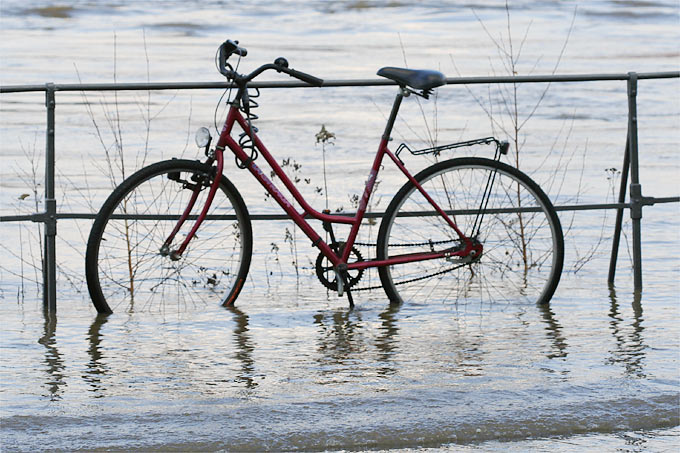 Fahrrad im Hochwasser - Foto: Helge May