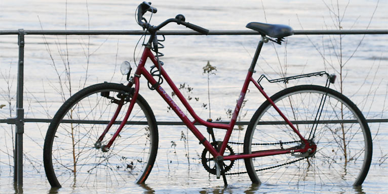 Fahrrad im Rheinhochwasser - Foto: Helge May