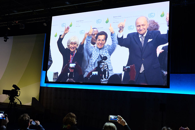 Feiernde Verhandlungspartner nach COP21 Vertragsabschluss 2015 - Foto: Sebastian Scholz/NABU